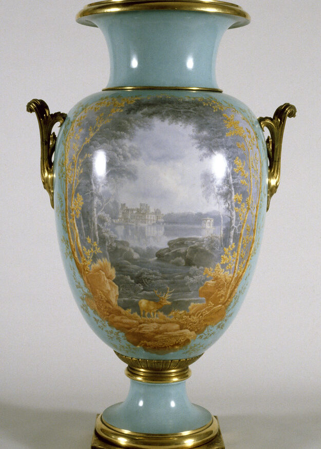 Rookpluimen stijgen op boven het bos van Fontainebleau bij Parijs terwijl brandweer de bosbrand bestrijdt