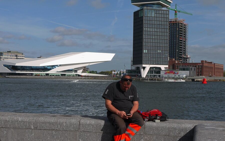 Lage waterstand in een Nederlandse rivier tijdens droogte