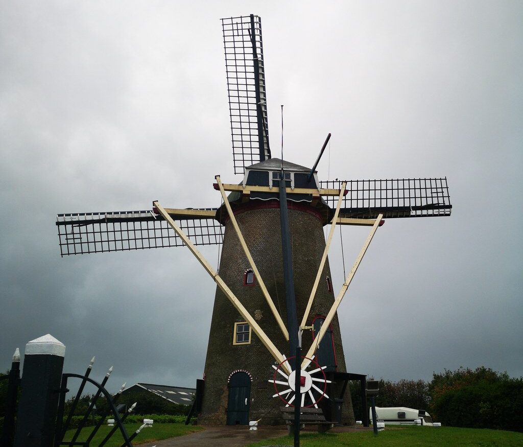 De Merwedebrug over de rivier de Merwede bij Gorinchem, onderdeel van de A27, met de karakteristieke boogconstructie van 170 meter.