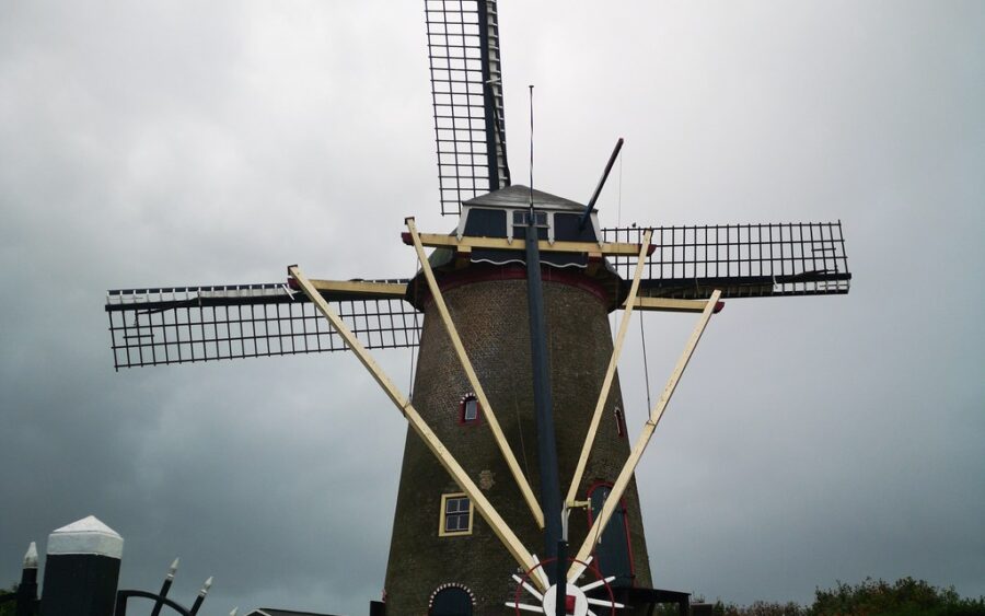 De Merwedebrug over de rivier de Merwede bij Gorinchem, onderdeel van de A27, met de karakteristieke boogconstructie van 170 meter.