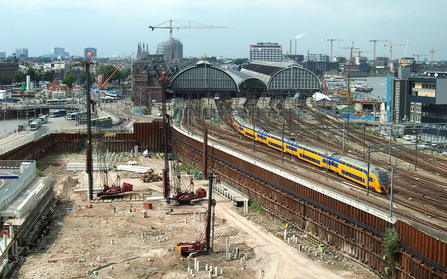 Treinen op een Nederlands spoorwegstation tijdens een aangekondigde stakingsperiode in het openbaar vervoer
