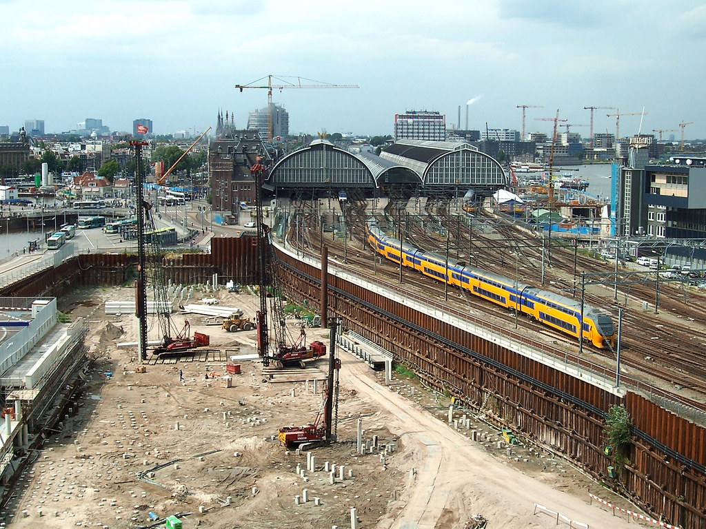 Treinen op een Nederlands spoorwegstation tijdens een aangekondigde stakingsperiode in het openbaar vervoer