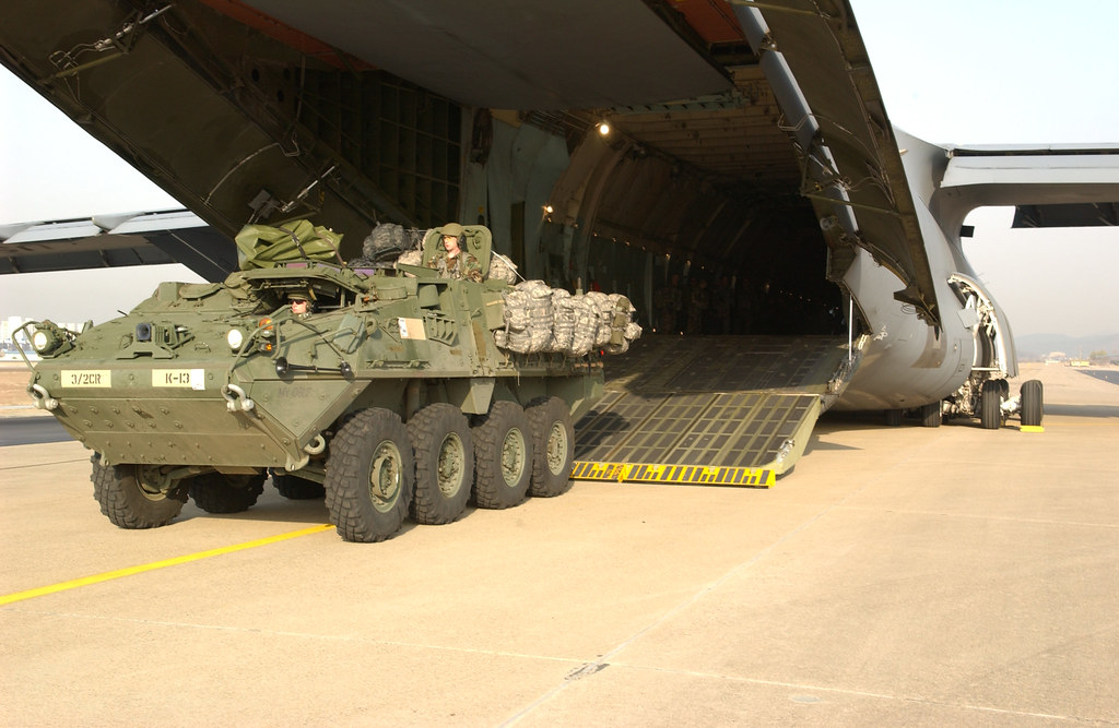 Een Zuid-Koreaanse K2-tank tijdens een militaire oefening, symbool voor de Poolse aankoop van nieuwe tanks met drone-verdediging